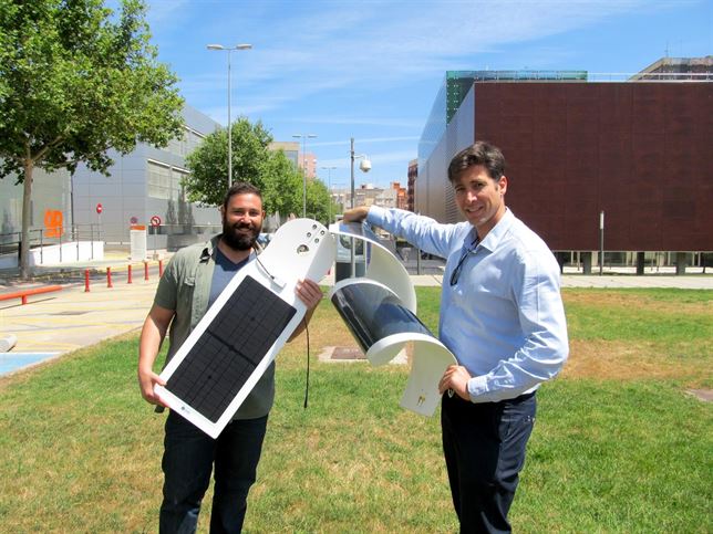 Lámina solar para cargar el móvil en terrazas de bares